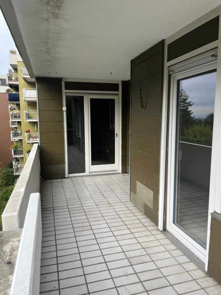 Überdachter Balkon